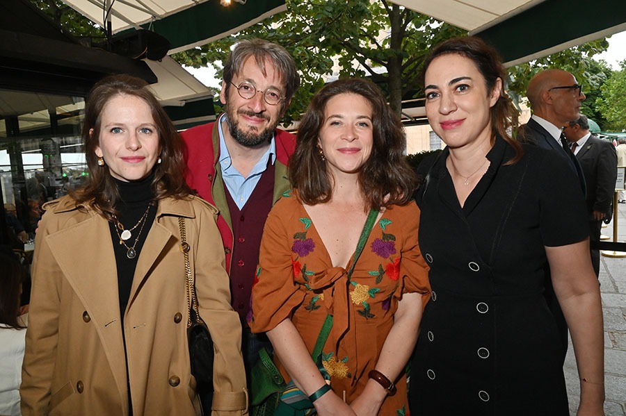 Nicolas d'Etiennes d'Orves comme un pacha entre ses copines Marianne Ferrand, Emma Becker et Nawel Dib