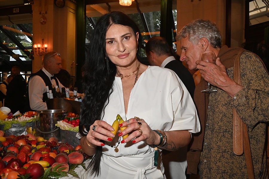 Au deux Magots pendant le cocktail Sylvie Ortega se met au régime