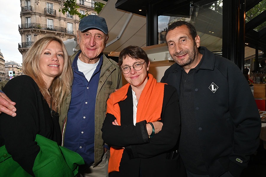 Photo de classe avec Caroline Faindt, Philippe Bonte, la boss des 2 Magots Catherine Mathivat et Zinedine Soualem