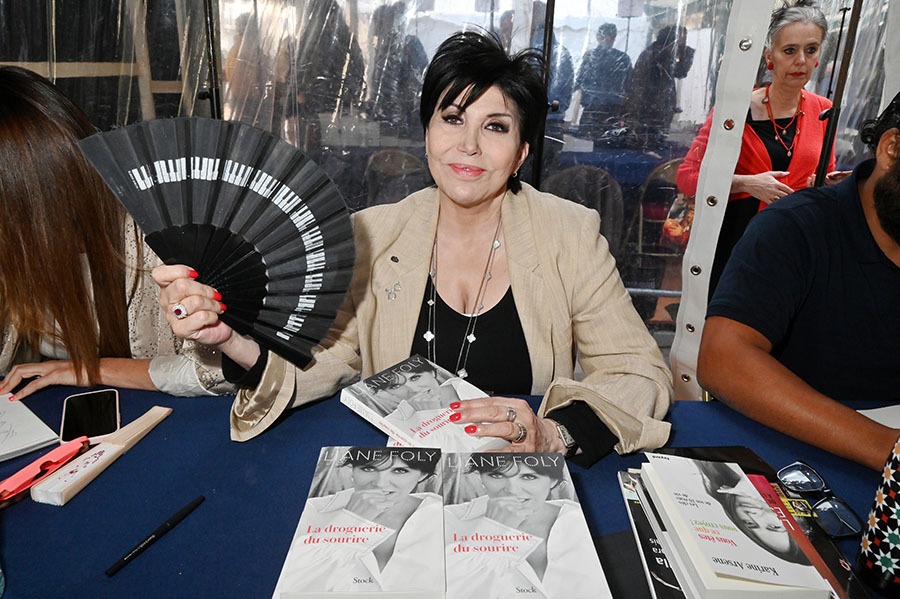 Au Salon du Livre de St Germain (face à l'Eglise) Liane Foly dédicace book, éventail et autres clim portatives