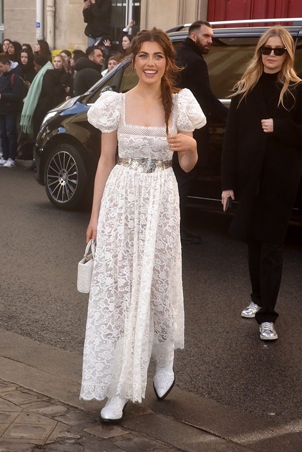 Amelie Zilber a une robe assortie a ses blanches santiags