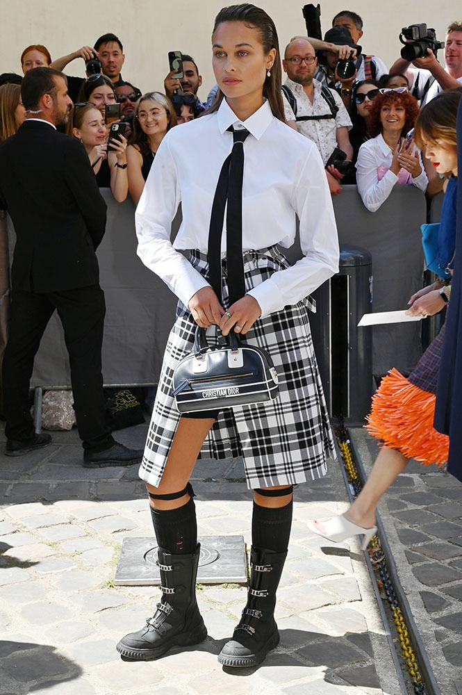 Sarah Lysander en collegienne scottish en pied avec ses "Dior Martens "