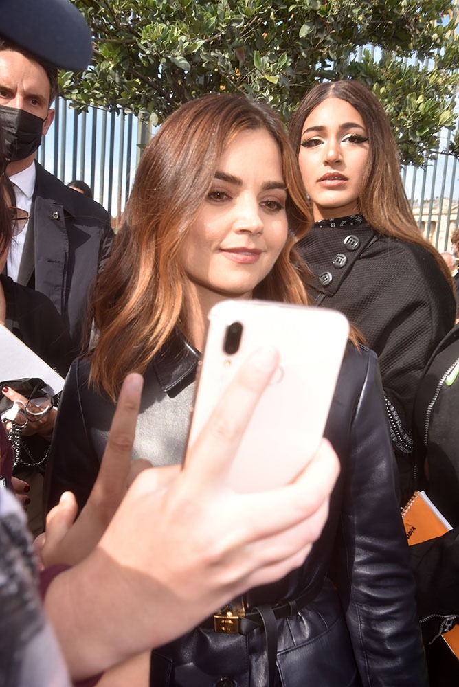 Jenna Coleman cachée derriere un selfie