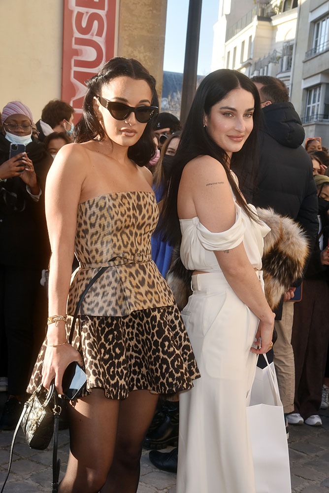 Amina Muaddi et sa copine Fiona Zanetti poupoupidoutent un max chez Dior