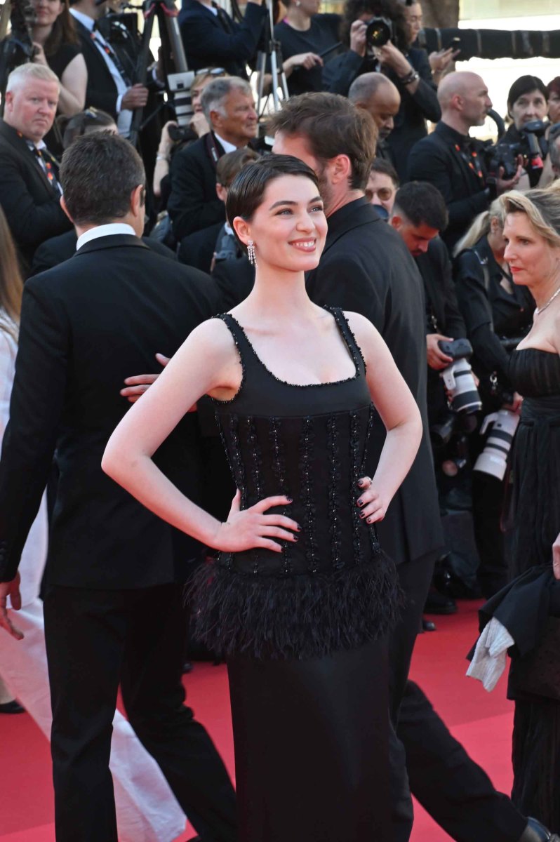 Anamaria Vartolomei avec le sourire sans sa chaperonne