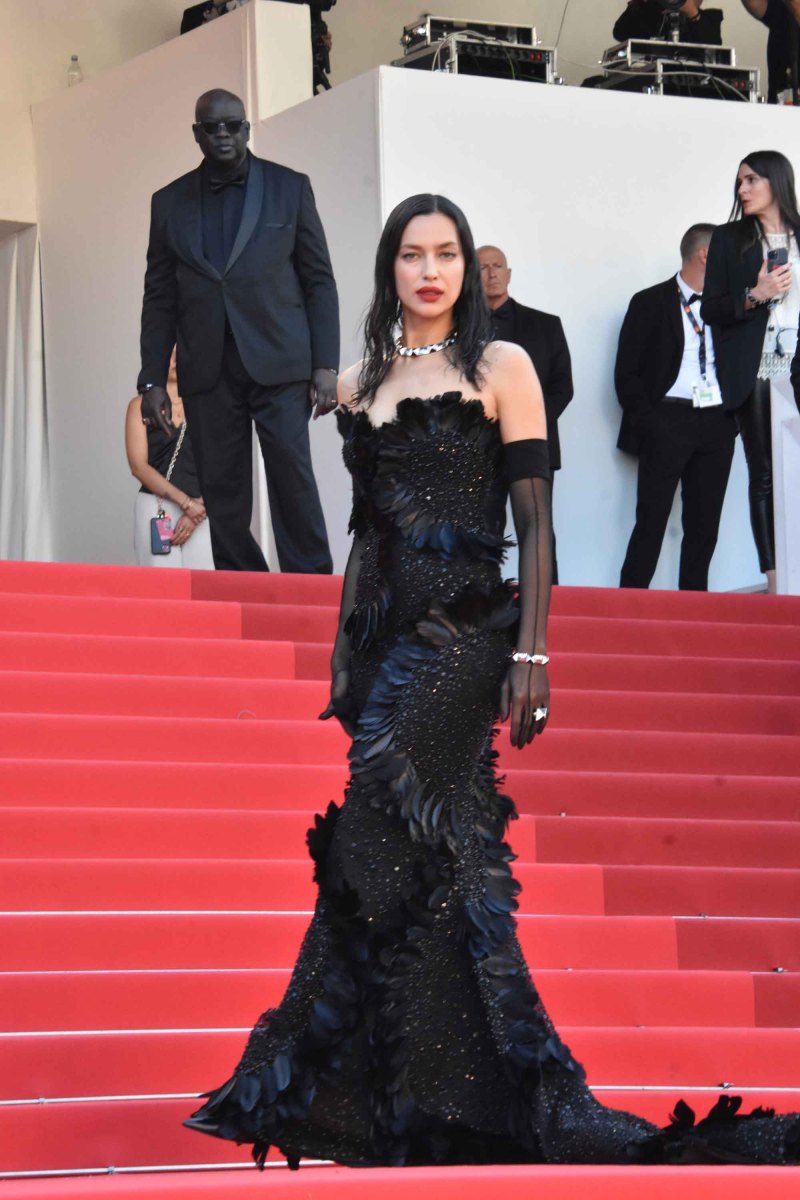 Irina Shaik en Black widow sur red carpet