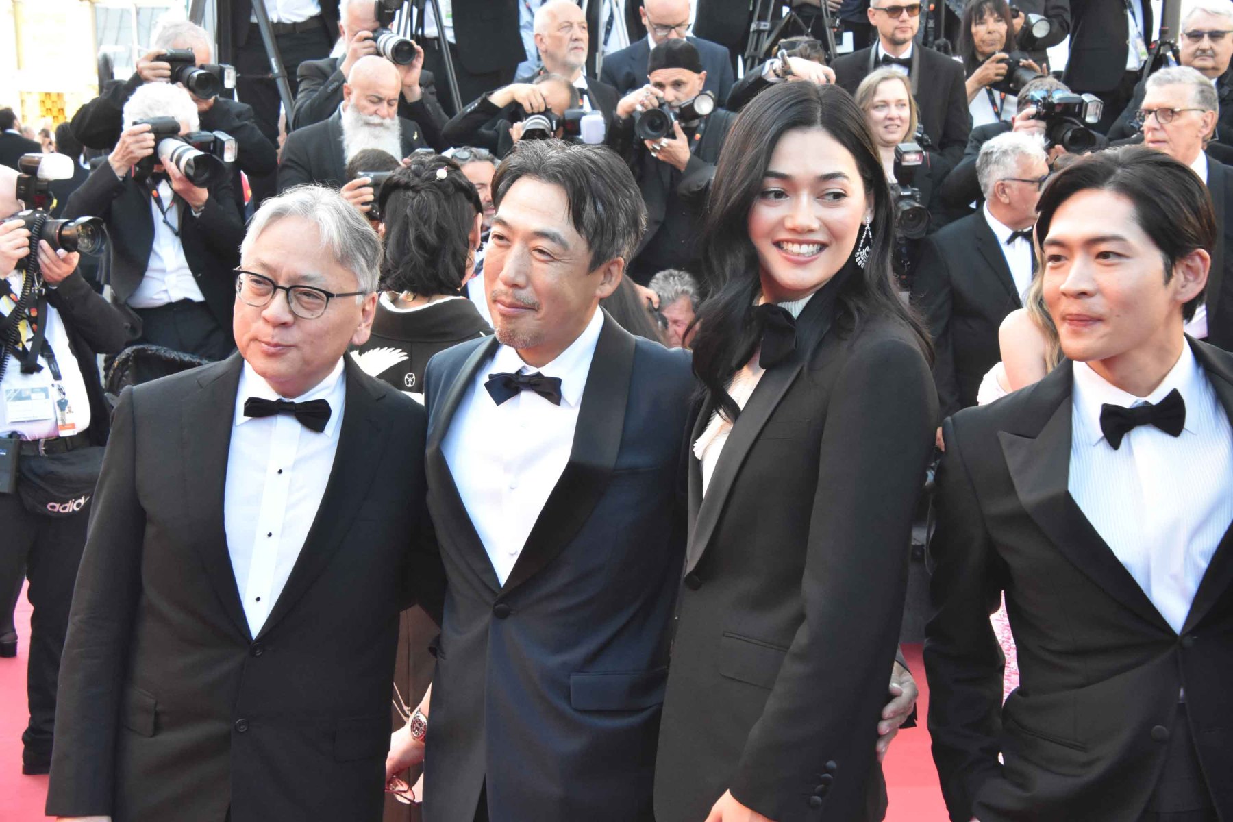 C'est une equipe japonnaise la grande et jolie actrice je l'ai vue dans l'ascenseur de mon hotel à moins que j'ai rêvé !