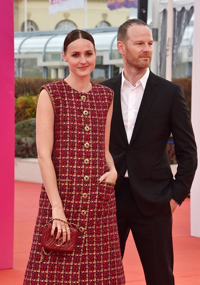Renate Reinsve Best actrice de Cannes 2021 sur le tapis rouge de Deauville avecJoachim Trier Adieu frange "Anna Karina" la voici en mode plus chic !