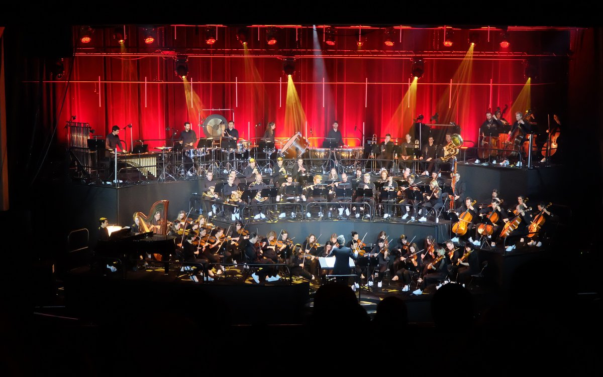 Les 70 musiciens de l Orchestre Lamoureux aux ordres de Thomas Roussel
