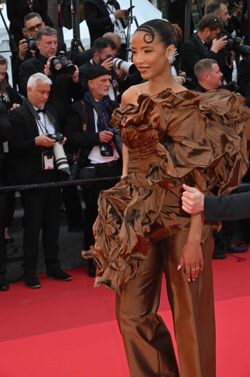 Flora Coquerel fondante avec sa robe chocolat