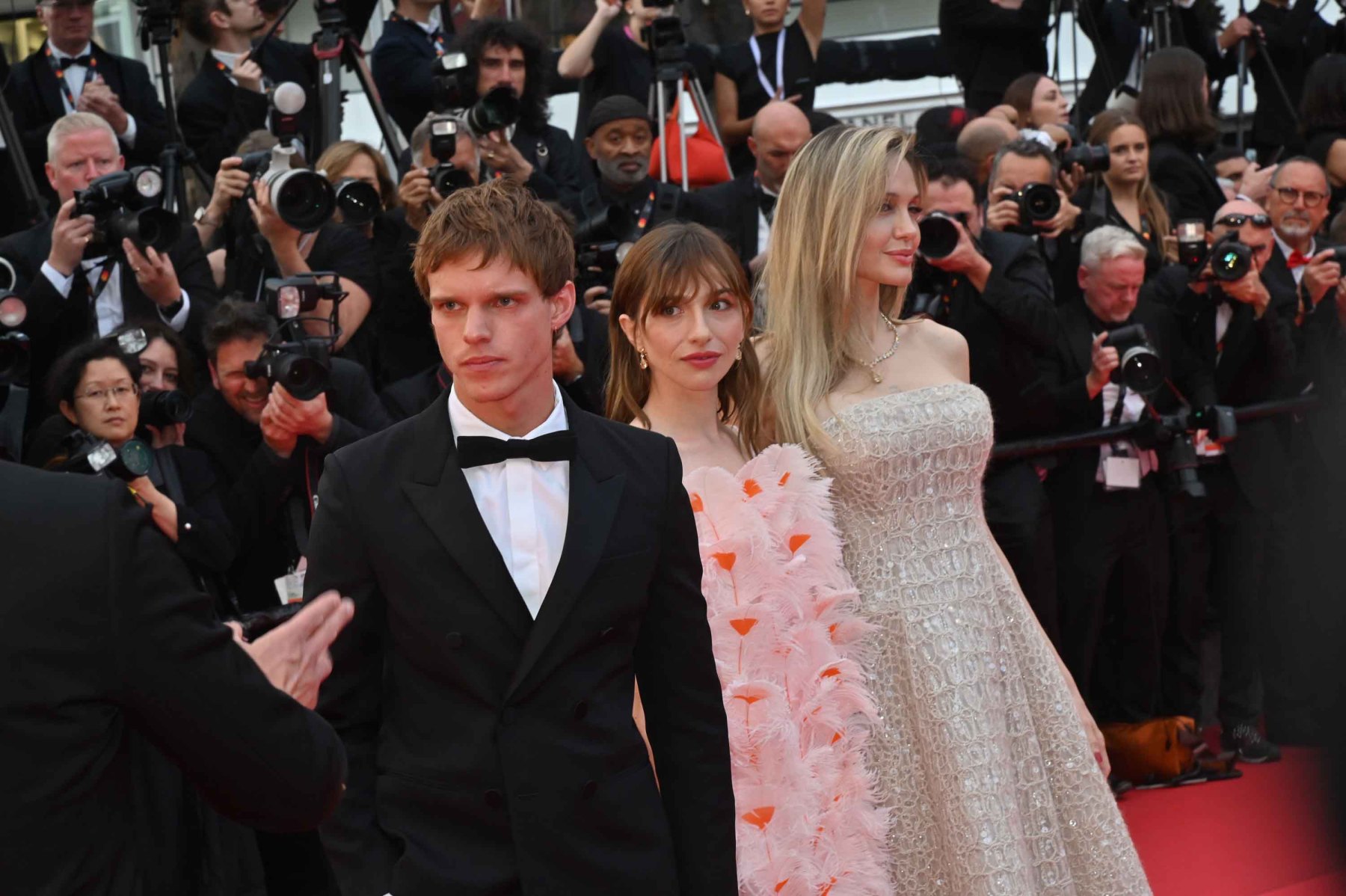 Finn Bennett, Marie Colomb cornaqués par la veteran Angelina Jolie