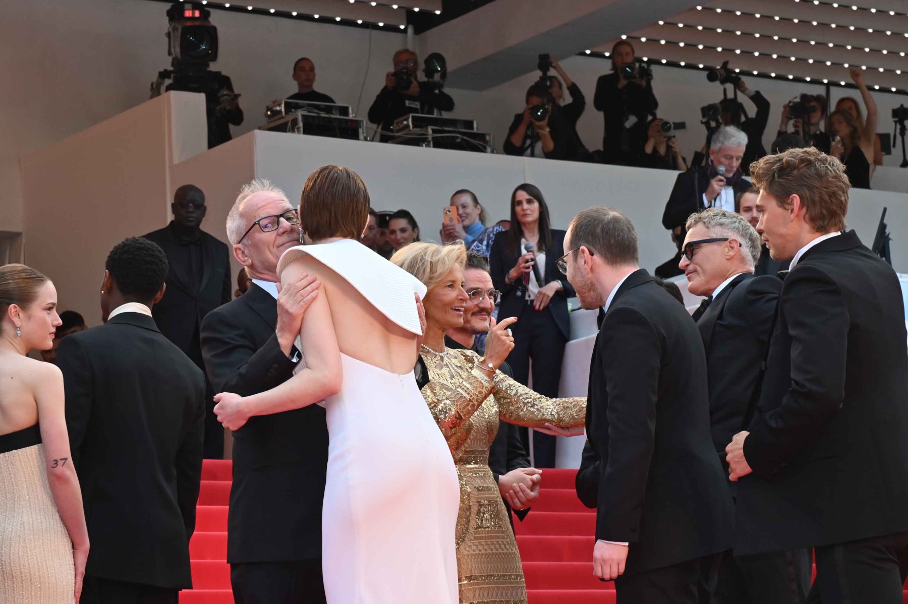 L'heureux Thierry Fremaux fait la bise à Emma Stone !