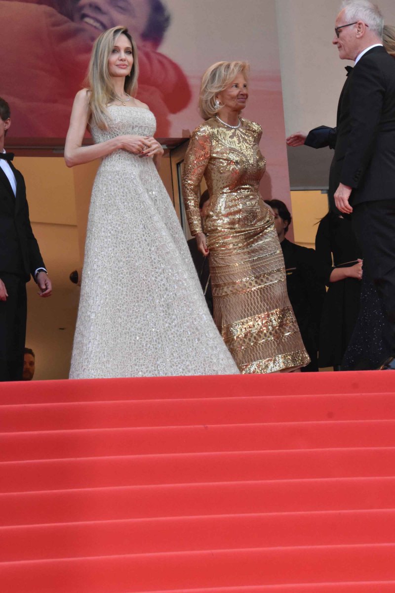 Angela Jolie en haut de la pyamide avec Mme La Presidente Iris