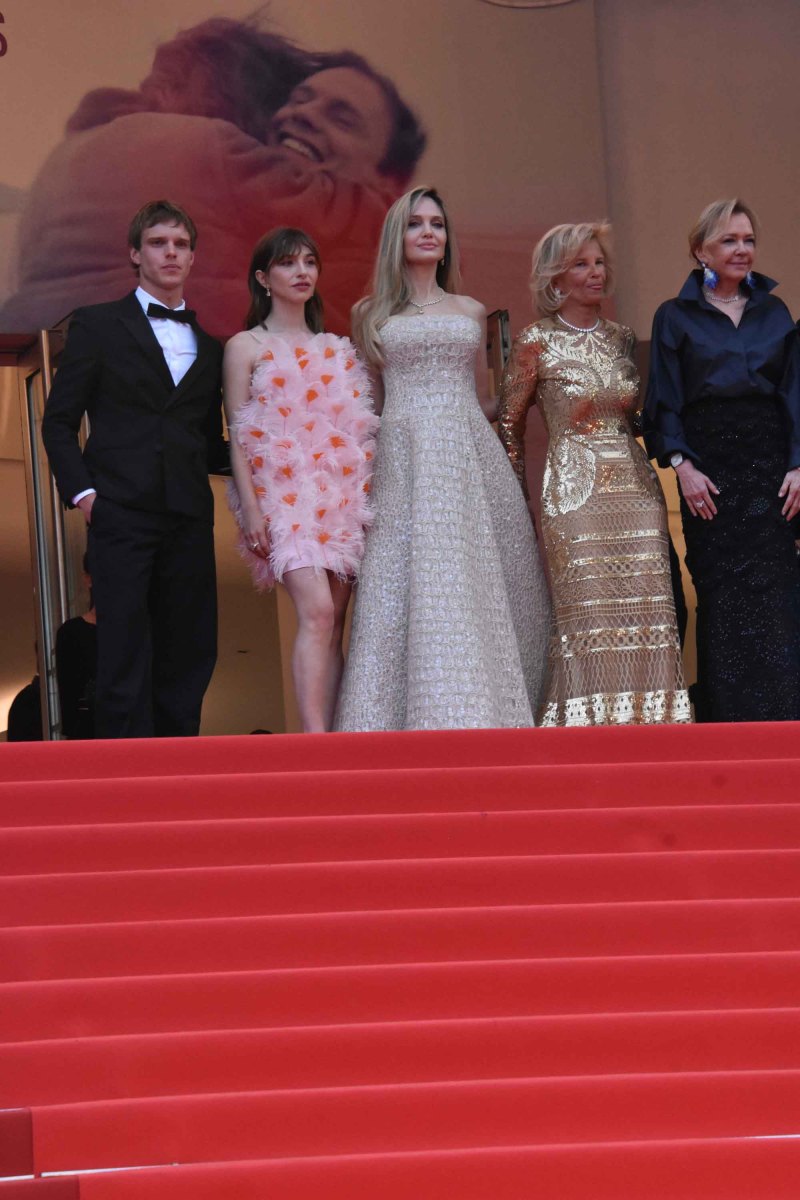 Finn Bennett, Marie Colomb, Angelina Jolie, Iris Knobloch, Caroline Scheufele en haut du red carpet