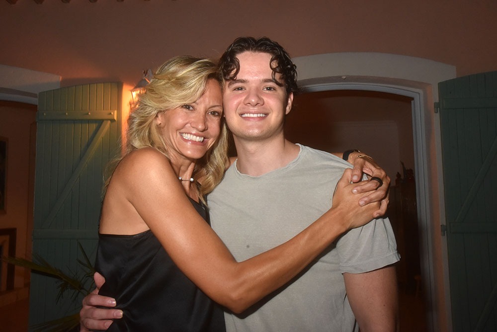 Owen Parker pose avec sa jolie maman Ulla Parker,