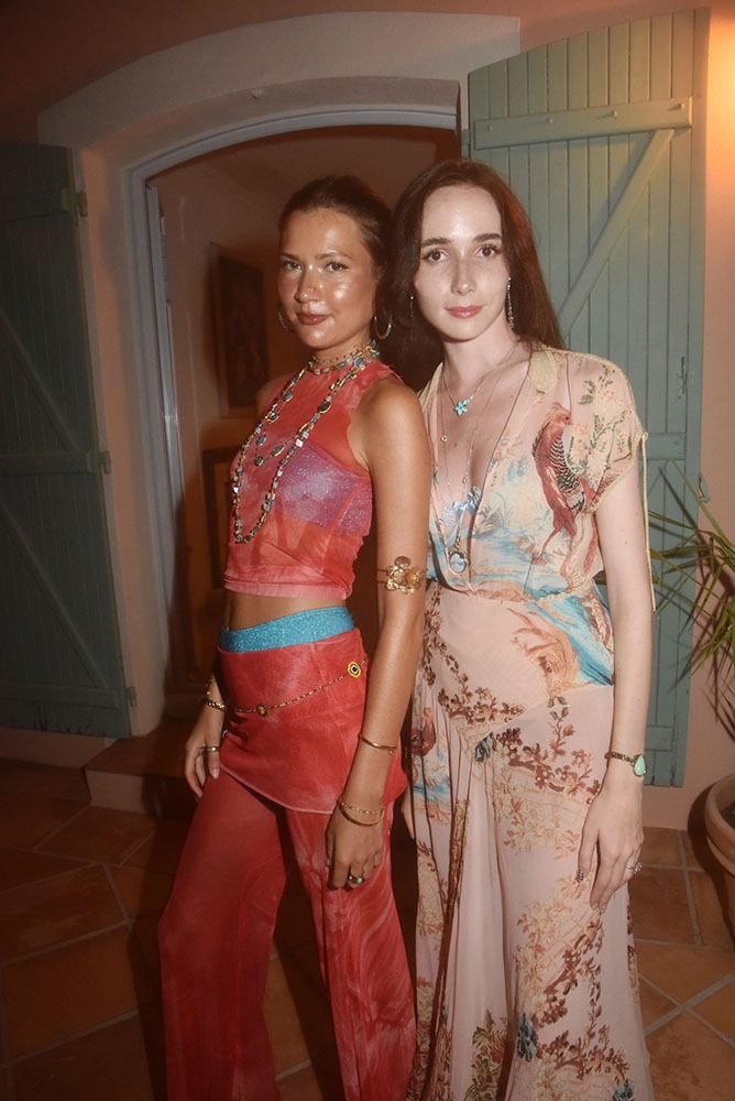 Ksenia Galogre, et Daria Olshanskaya siamoisent