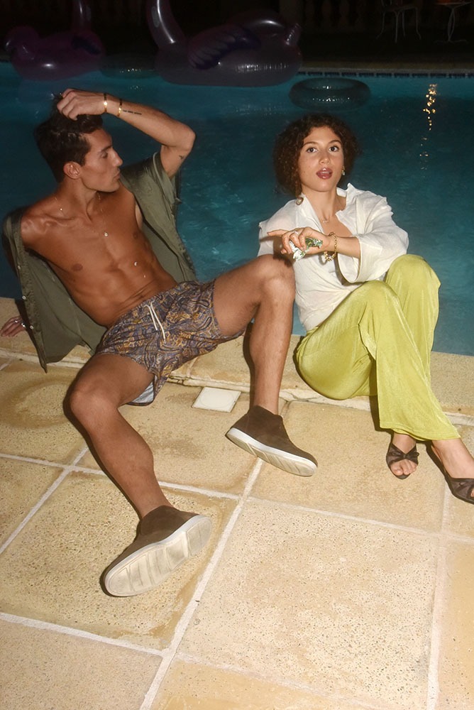 Gregorio Hoffmann, Nour Vignon se bronzent au clair de lune pres de la piscine
