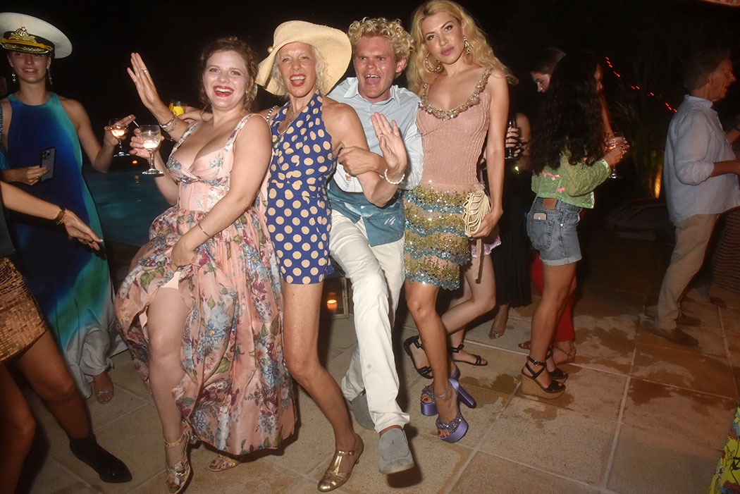 Syrie Moskowitz, Ellen Von Unwerth, Max Rickeret Naike Bokan dansent à la queu Leu Leu