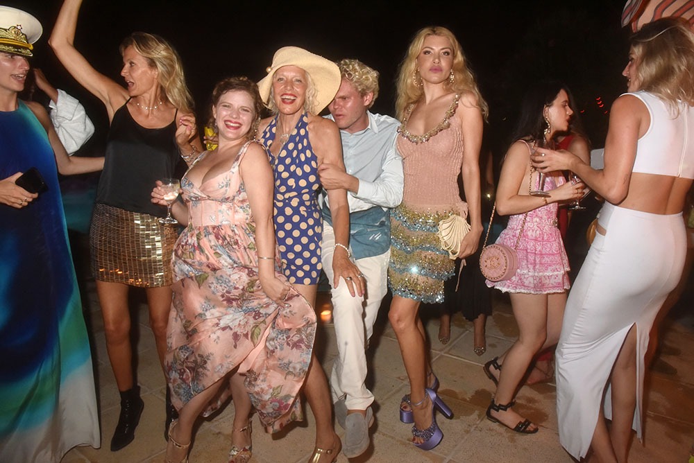 Hey Tout le monde sur la photo de classe ! En plus elle est gratuite ! Ulla Parker, Syrie Moskowitz, Ellen Von Unwerth, Max Rickeret Naike Bokan