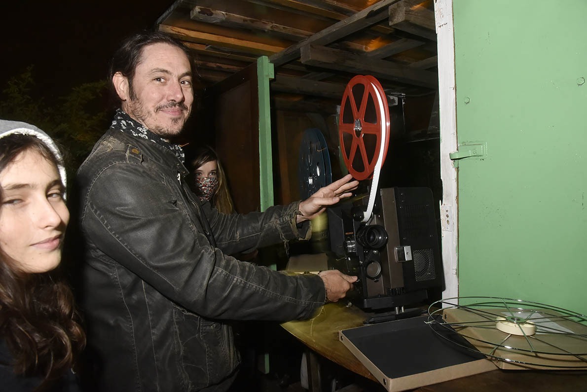 Au Shakirail Drive in du coté de Marx Dormoy Josselin Beliah est le vaillant projectionniste de cinémathèque 16mm