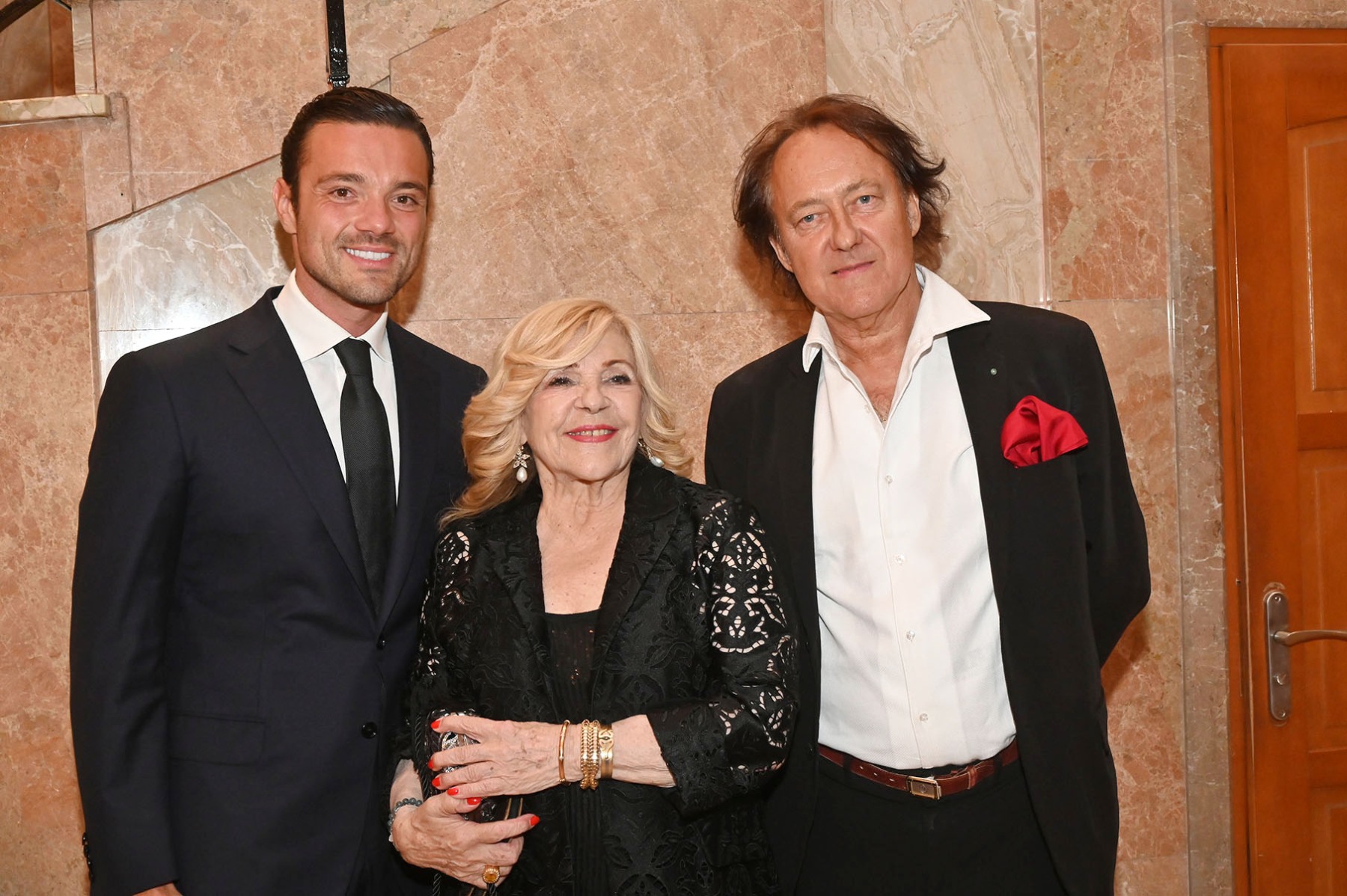 Nicoletta sandwiche entre Frederic Merlin CEO du BHV et son Jean Cri Molinier
