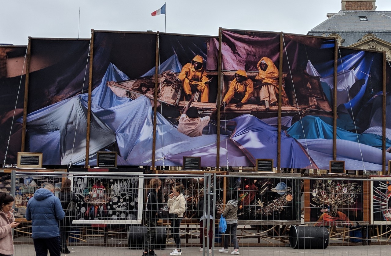 Sur la place du Palais Royal un gigantesque Radeau met en scène des migrants  qui tentent de sauver l un des leurs... Devant le  Conseil d'Etat, message, message...