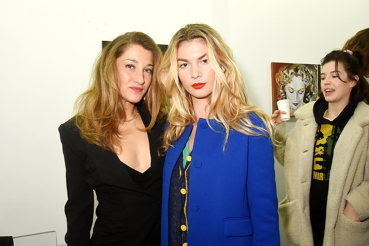 Gabrielle Bourgois Pandit and la modèle Maité Lefebvre dans le Carré irréductibles des jolies blondes à balayage