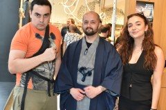 un combattant avec le manager du magasin et la community manager de HIS