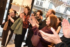 une fois l'adrenaline du combat retombée, les invités applaudissent les sumotoris