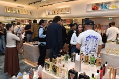 Beaucoup de monde ce soir au 19 avenue Georges v