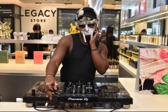 Le DJ Mustapha masqué en pleine session bad Bunny