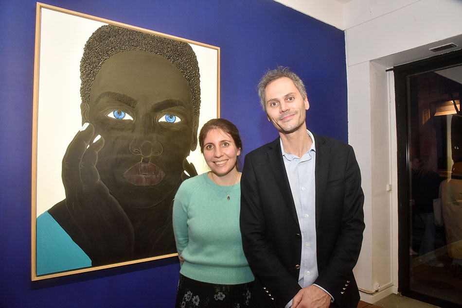 La curatrice Victoria Mann et le taulier du 193 Cesar Levy s'afficent devant le portrait du noir aux yeux bleus d'Idris Habib
