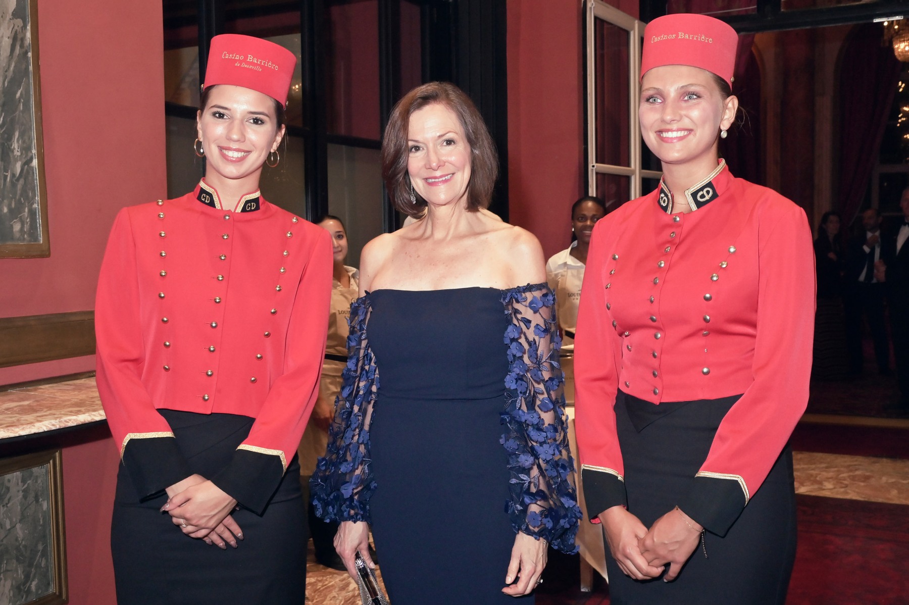 Mme l'ambassadrice des states Denise Campbell Bauer plutot  cool a posé entre des "Spiroutes"  ces groomettes en tuniques rouges