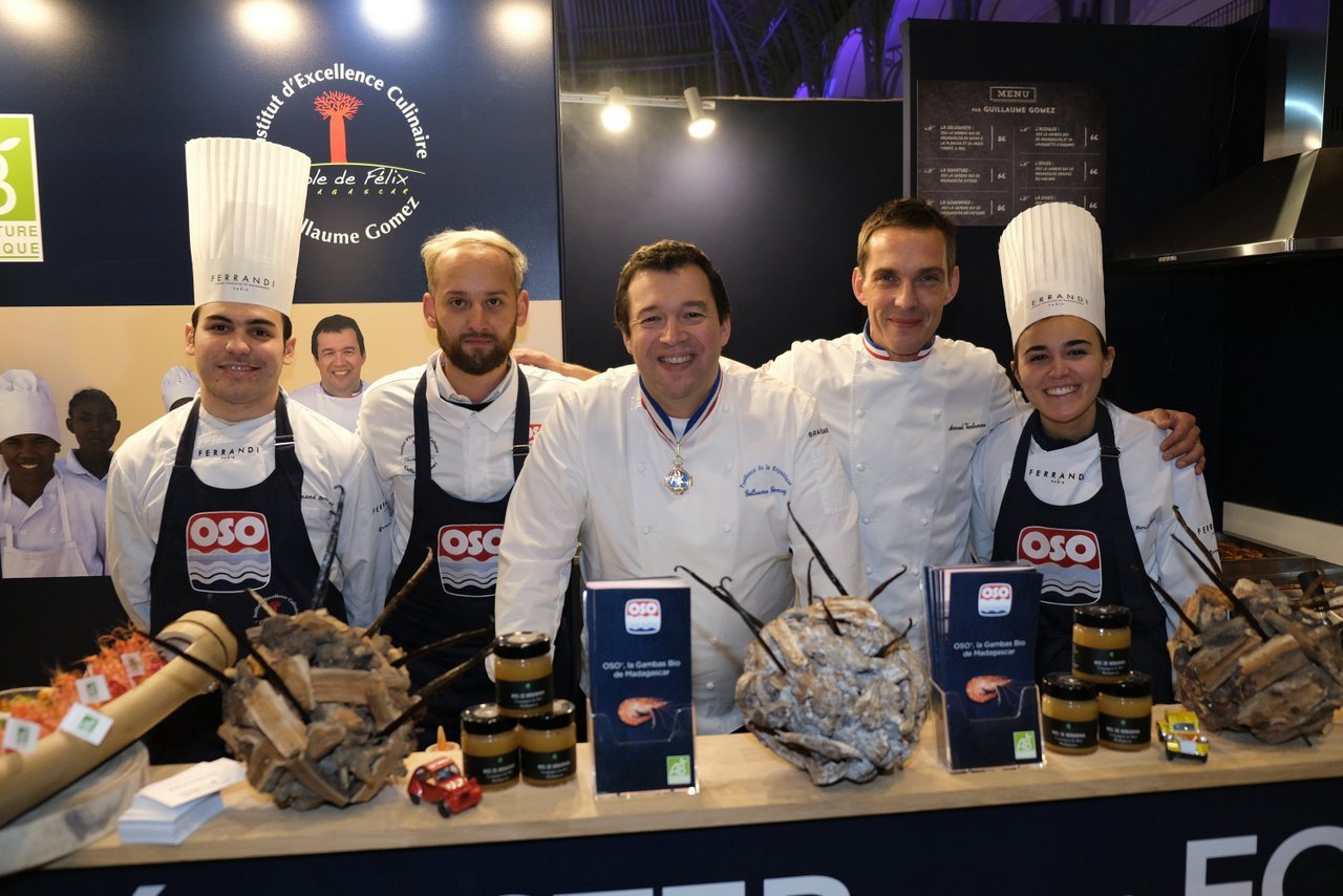 Le chef Guillaume Gomez qui travaille la crevette de Madagascar