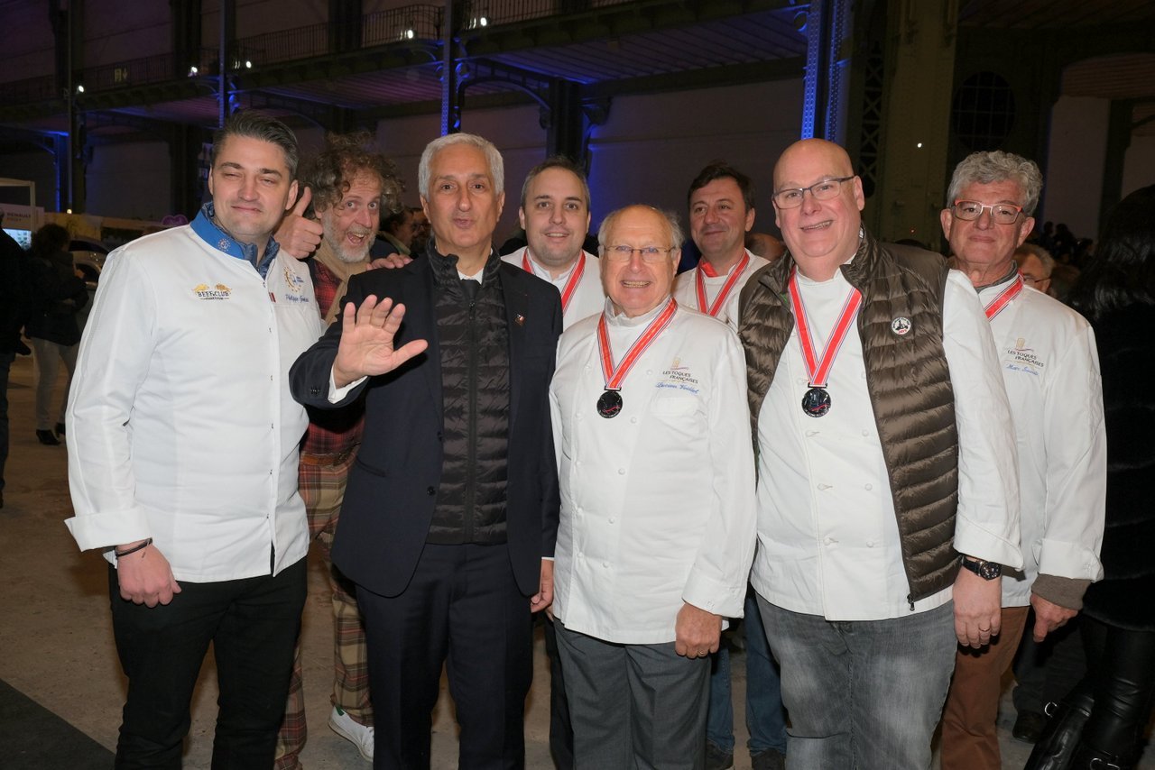 Stéphane Layani entouré de chefs fait le tour des stands