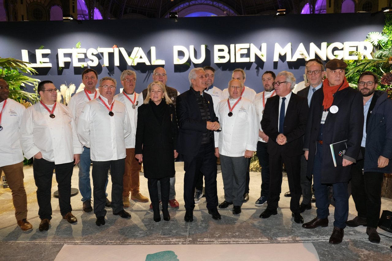 Stephane Layani acceuille la Senatrice Catherine Dumas avec les chefs du Festival