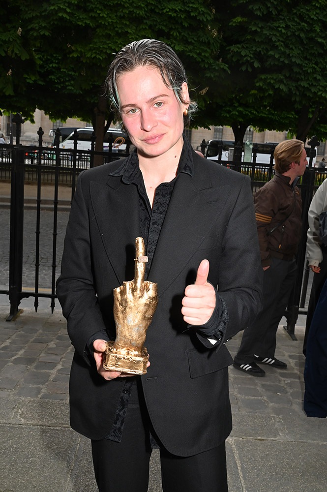 FIJA au Quartier Jeunes: Rahim Redcar (ex Christine and the Queens) adore (thumb up) son sceptre
