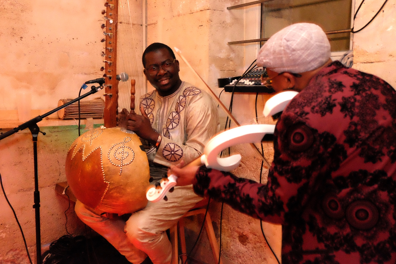 A la Kora BABA du Mali et au violon Nelson Palacios de CUBA