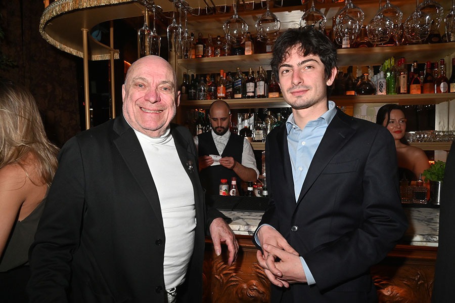 Jean-Christophe Bouvet et Theo Fernandez tuchent en botte pres de l'open bar du Victoria à l'after du FIJA closing awards day