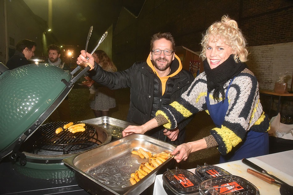 Caroe cuit des fishdogs dans leur “Big Green Egg”