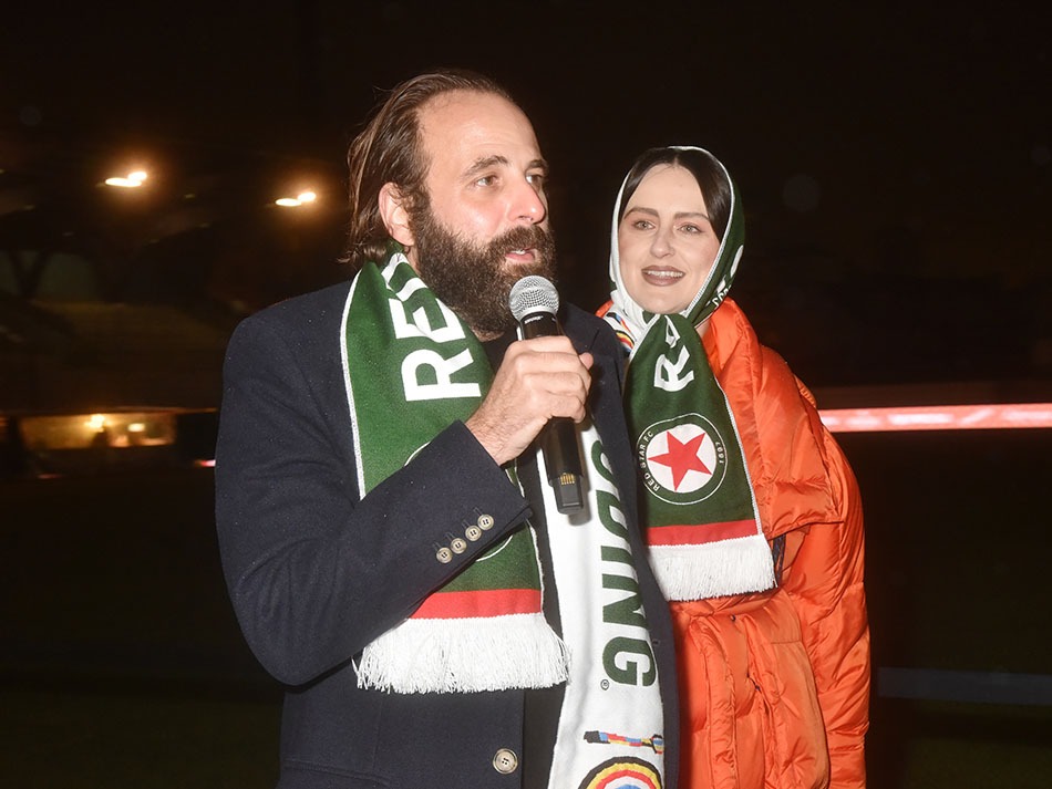 Du Haut d’un podium Vincent Macaigne et Bonnie Banane Commentent le tournoi final