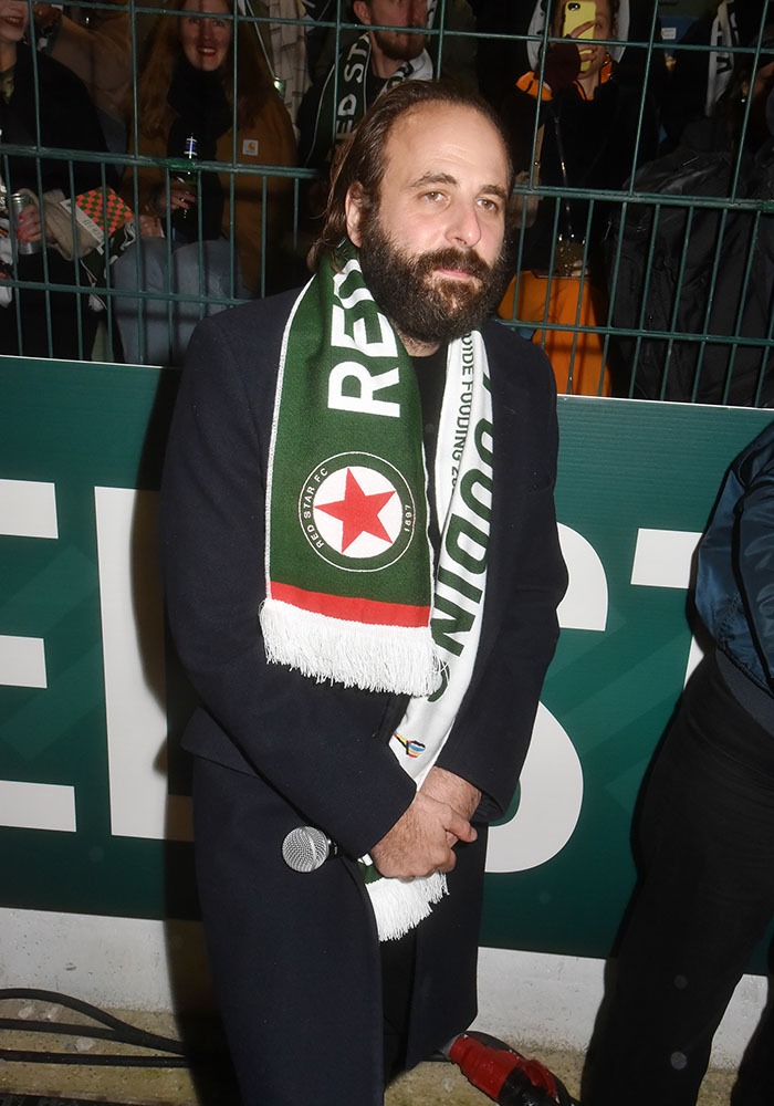 Vincent Macagne avec sa flamboyante étole serait il supporter d’une bière nippone à l’étoile rouge ?