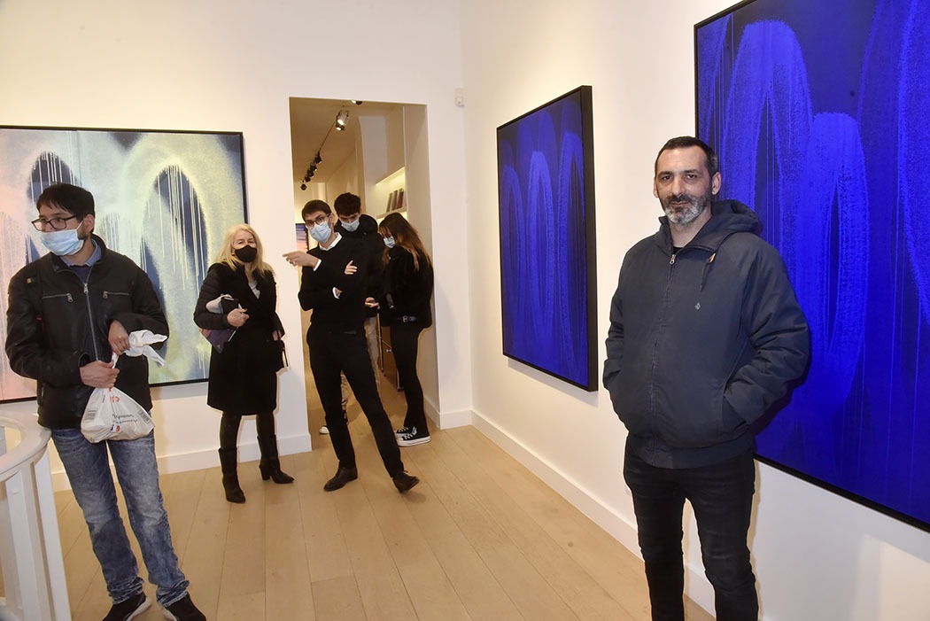 Galerie Lefeuvre Roze Expo Traits de Caractere Le Street artist Zest Franck Noto (à droite) pose avec son travail