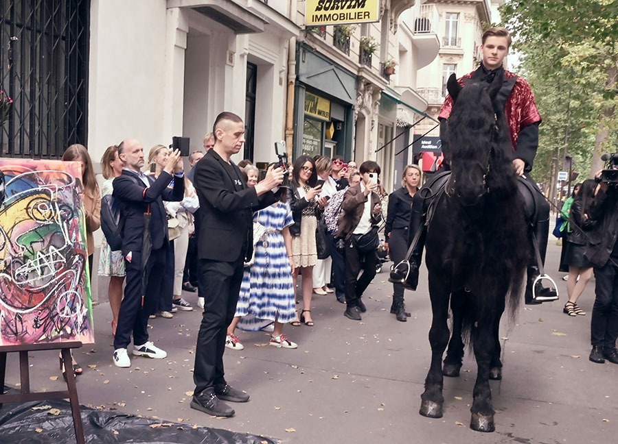 Exterieur du musee Musée Jean-Jacques Henner défile des modeles  en Franck Sorbier et un cheval