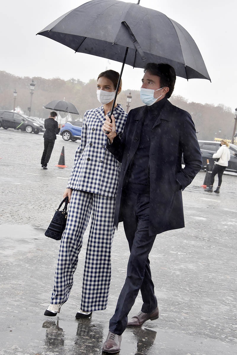 Natalia Vodianova et Antoine Arnault arrivent au Dior Show en Umbrella Pop