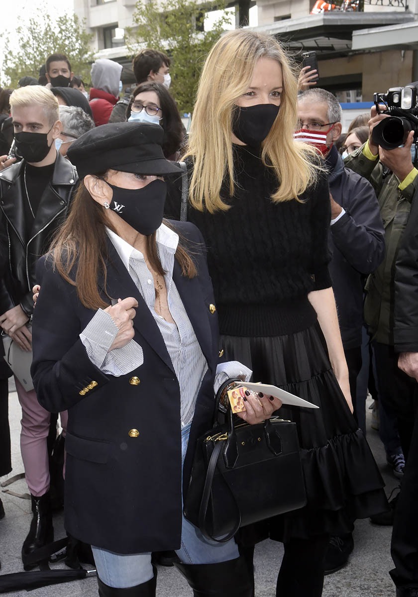 Undercover Babeth Djian et Delphine Arnault vont elles braquer un magasin Louis Vuitton ?