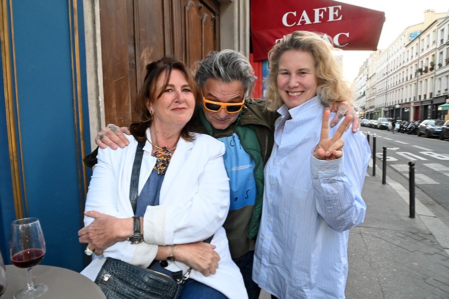 Aurele Lostdog sandwiche entre une copine et la Top model annee 90 Christine Bergstrom