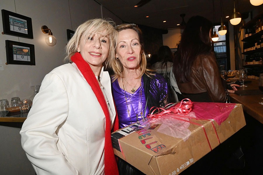 Nina Morato est venue apporter à Gabrielle une boite familiale de carambars