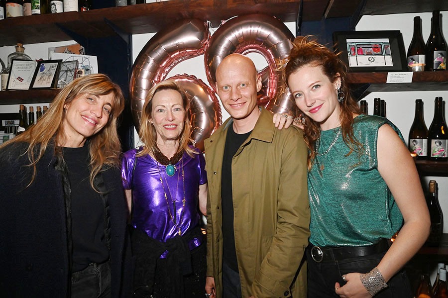 L'heureux Tómas Lemarquis bien etouré de Elsa Bennett Gaby Lazure, et la rousse Astrid Roos