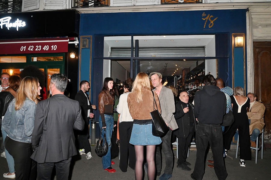 Ce soir le 18 Oberkampf est plein à craquer les gens attendent sur le trottoir pour kisser Gaby